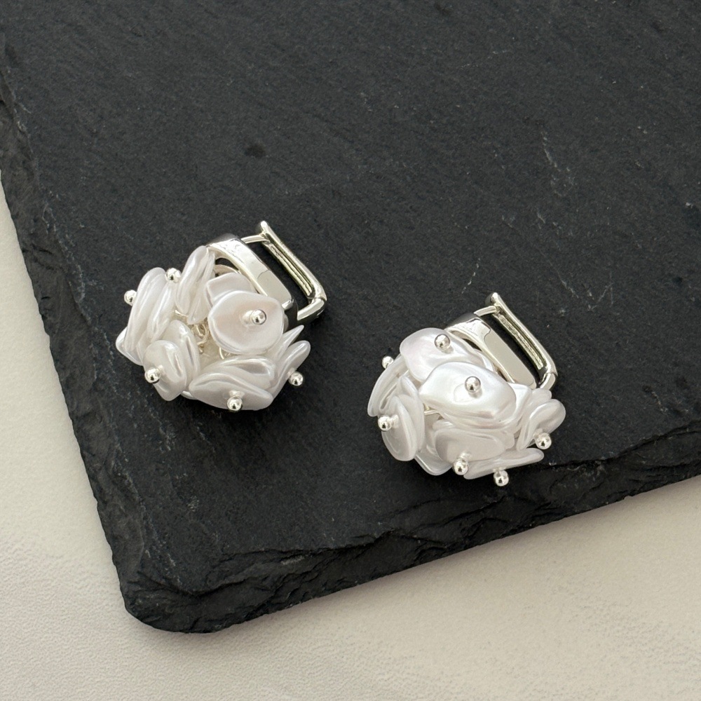 Camellia earrings for women, cool metal style niche ear clips, simple sweet woven pearl earrings