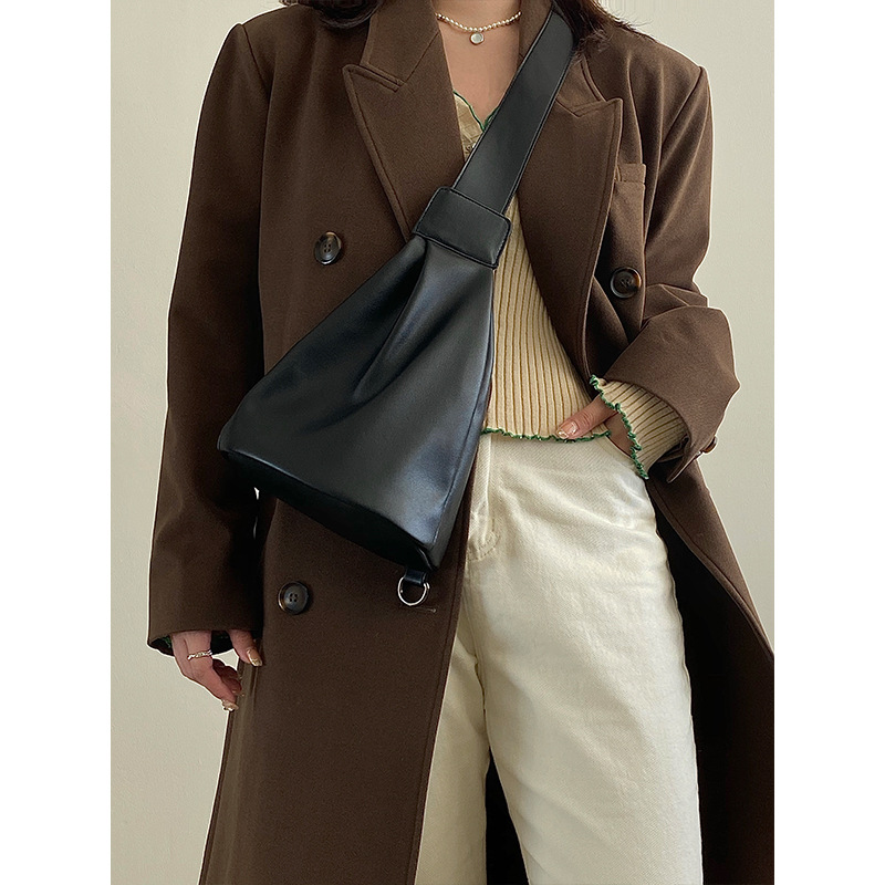 2026 New Designer Stylish Crossbody Chest Bag Simple Single Shoulder Bucket Bag