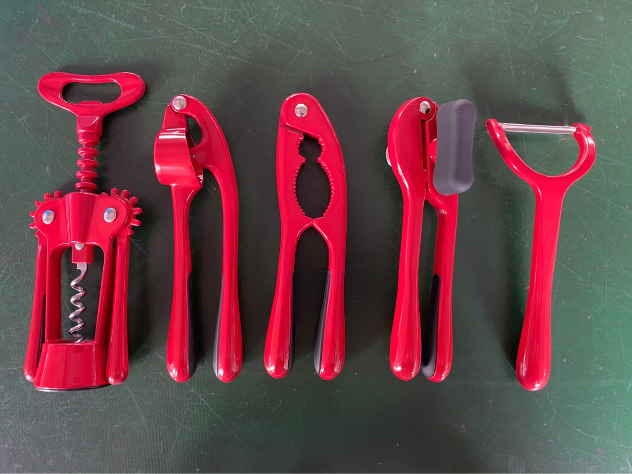 Kitchen Gadget Christmas Red Series Bottle Opener Can Opener Garlic Press Walnut Cracker Peeler Luxury Gift