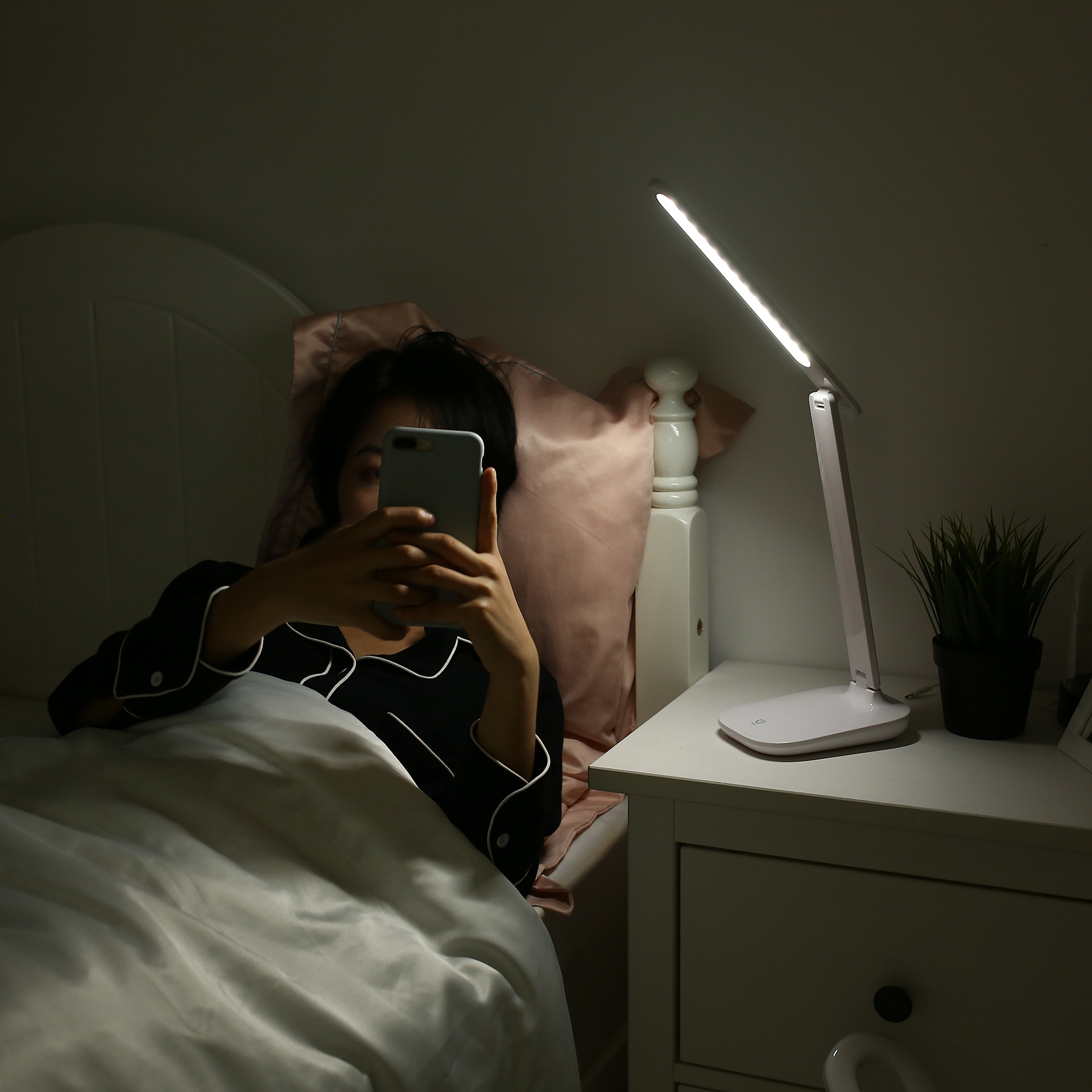 Simple style rechargeable eye-protecting folding desk lamp office home eye-protecting flicker-free