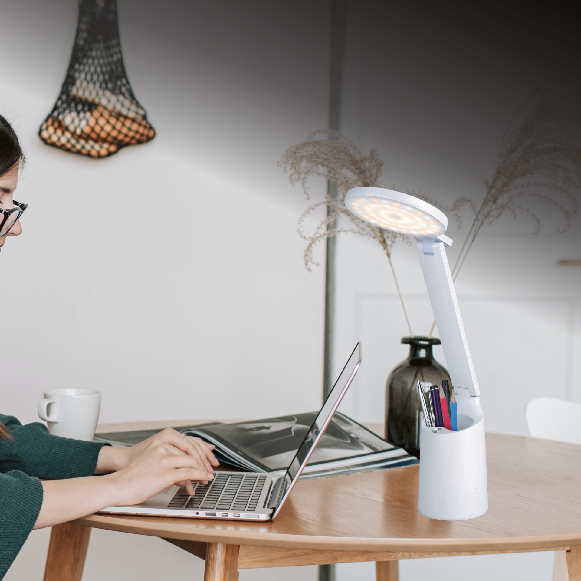 Summer new LED pen holder desk lamp eye-protecting desk lamp LED smart desk lamp folding desk lamp T800B