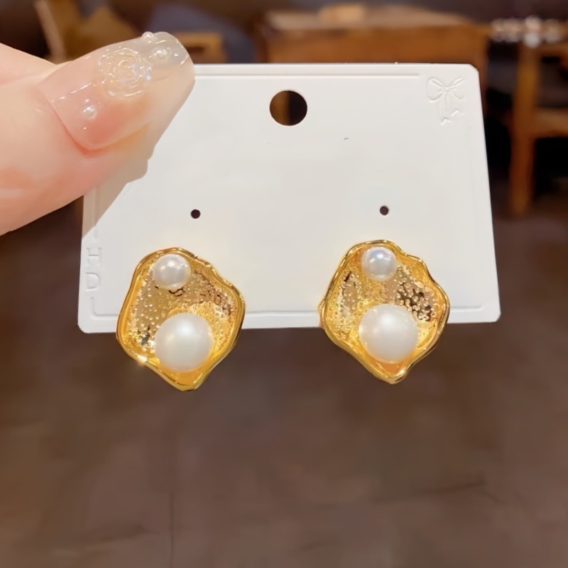 New cultured pearl irregular shape niche ear studs