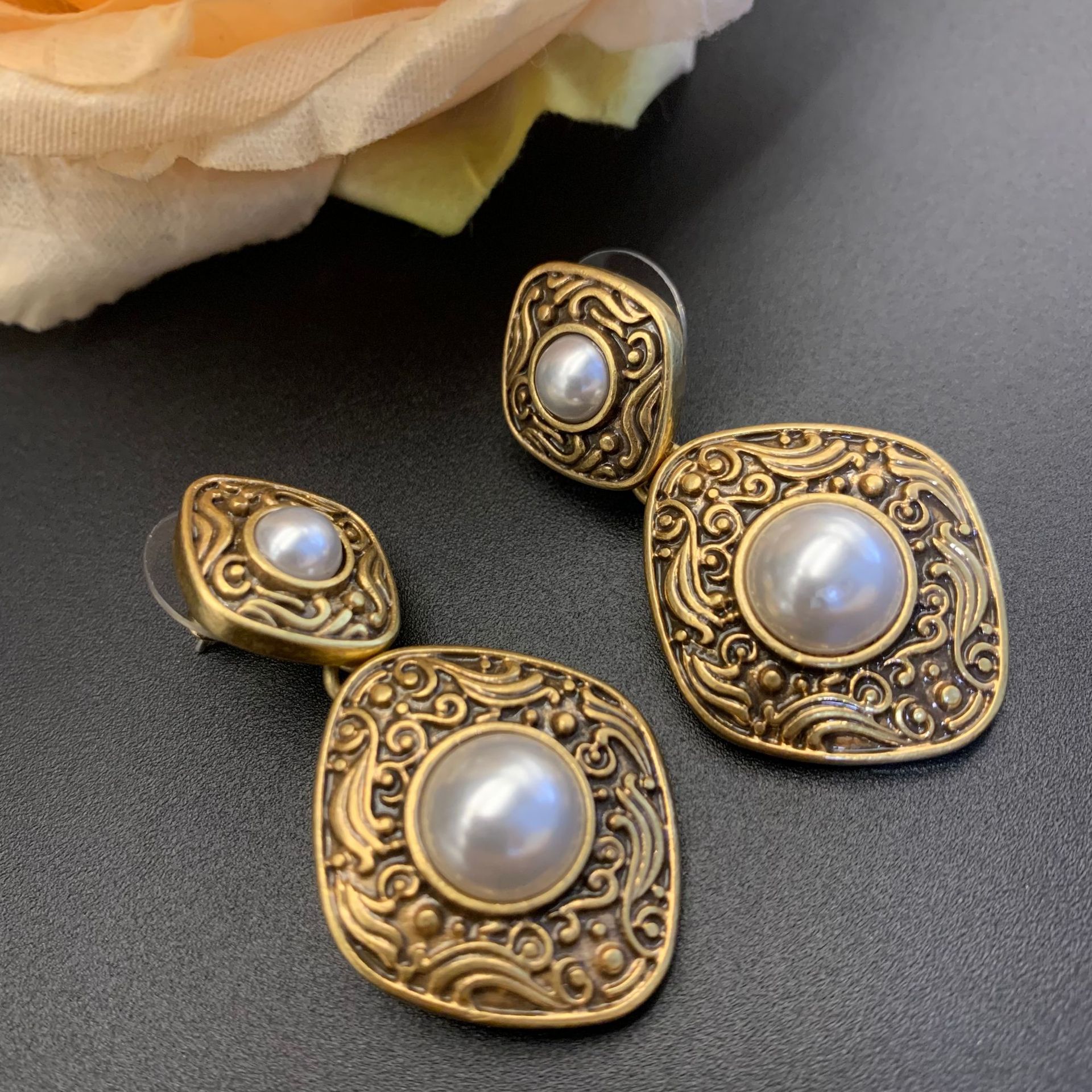 "Time Flowing" vintage niche palace style earring ear clip
