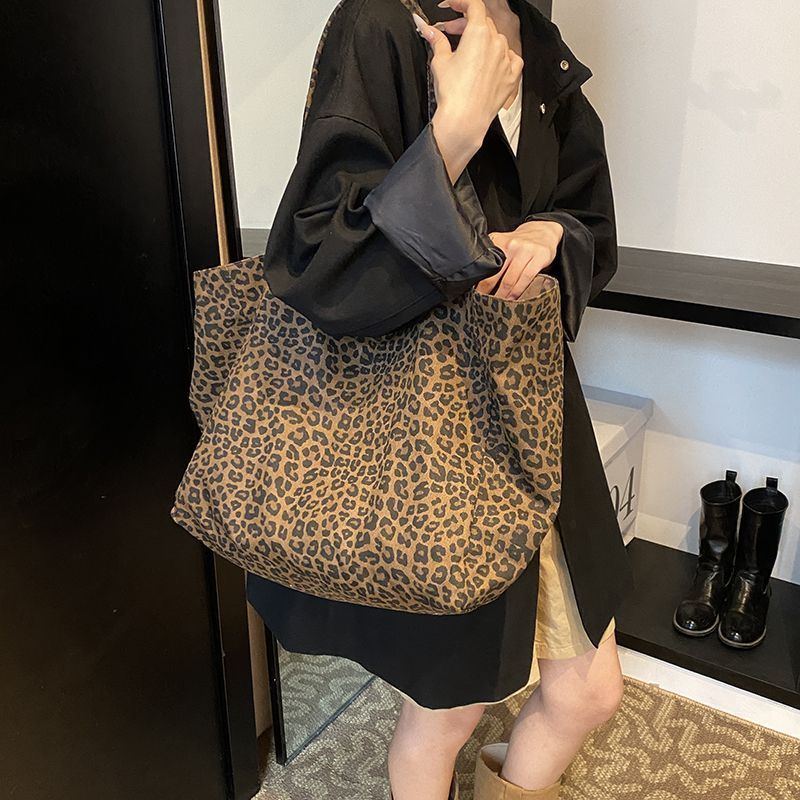 New single-shoulder canvas bag 2025 large capacity leopard print tote bag commuting casual women's bag