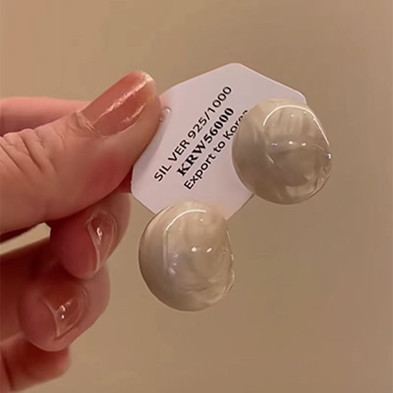 Gentle Small Cream White C-Shaped Bean Stud Earrings for Women Simple Ear Accessories