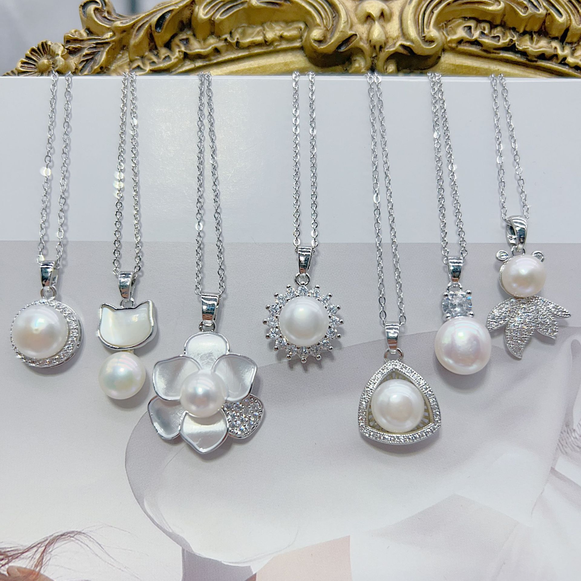 Simple Small Fresh Freshwater Pearl Small Goldfish Pendant Necklace Niche Collarbone Chain