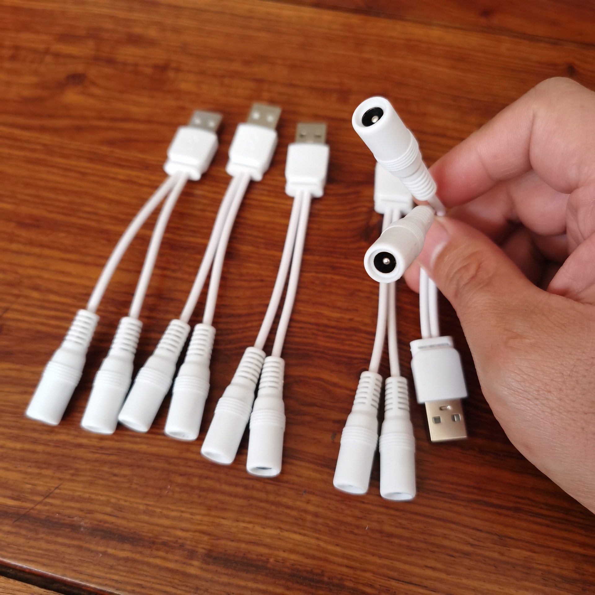 DC5.5 one-to-two splitter cable for lighting, audio, charging data