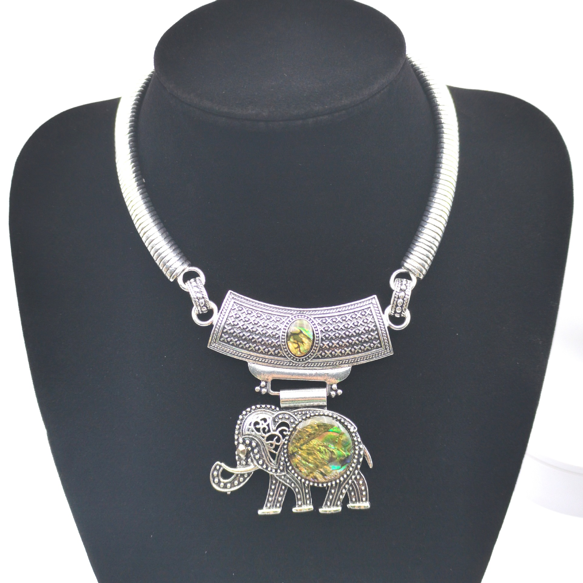 Short hollow elephant turquoise shell pendant necklace