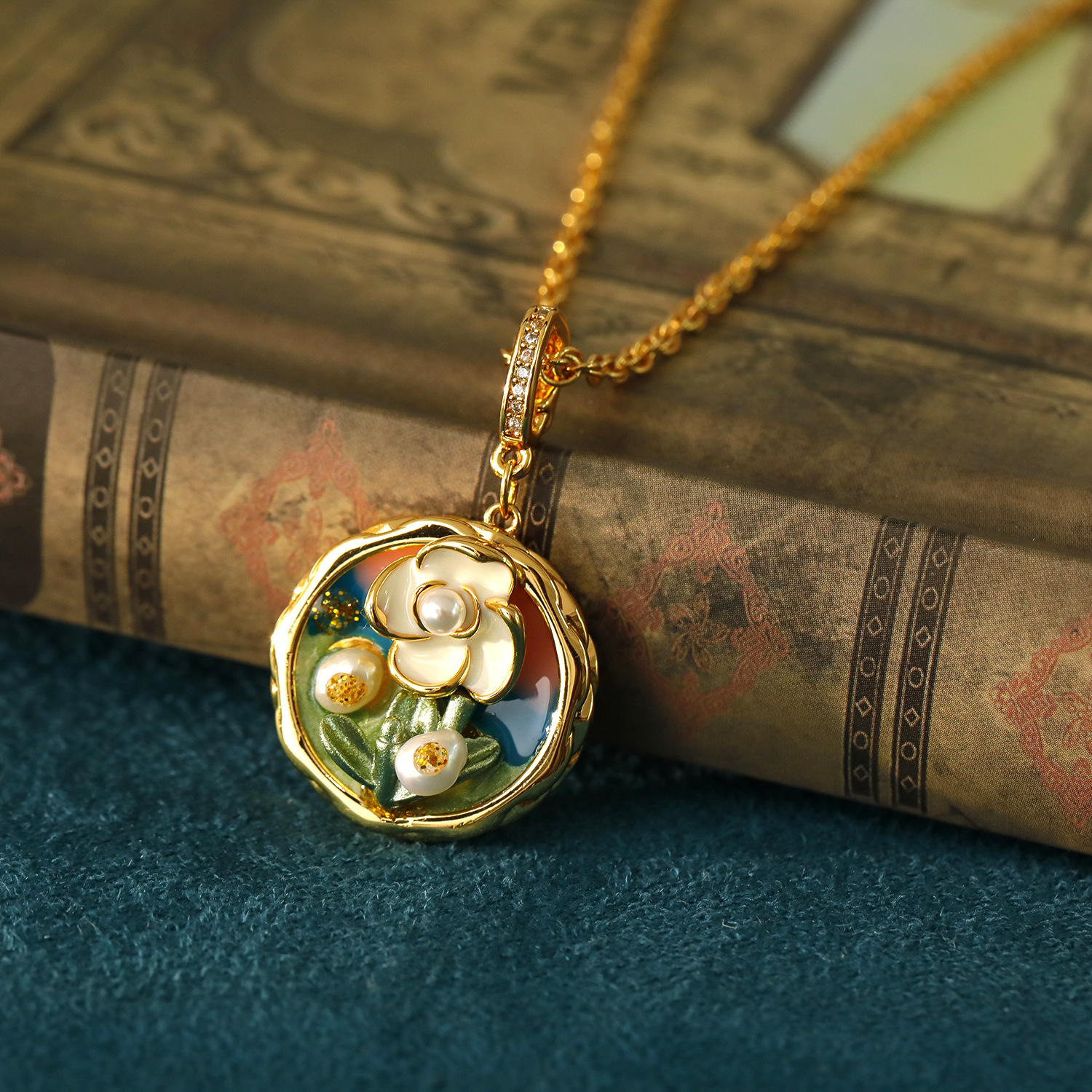 Xiaoxin Real Gold Plated Oil Painting Necklace Vintage Camellia Flower Pendant Sweater Chain Autumn Winter