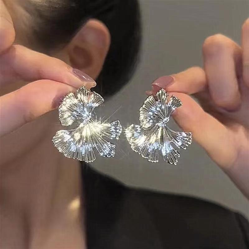 New Chinese Style Exaggerated Texture Metal Ginkgo Leaf Earrings New Niche Wrinkled Leaf Ear Drops for Women