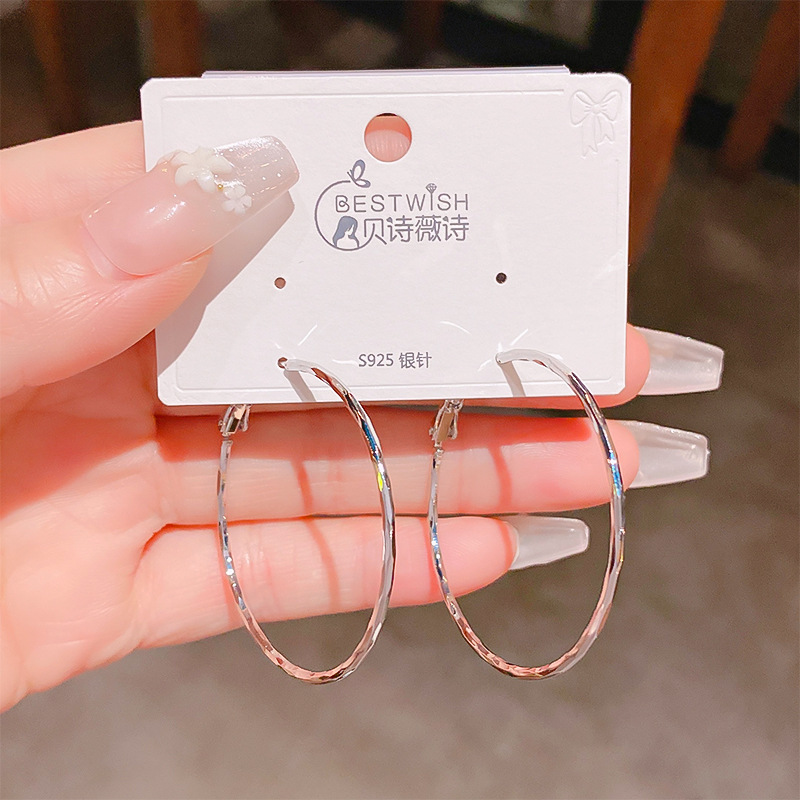 Simple white fine flash exaggerated plain hoop earrings women's 2025 new ear hoops unique circle earrings