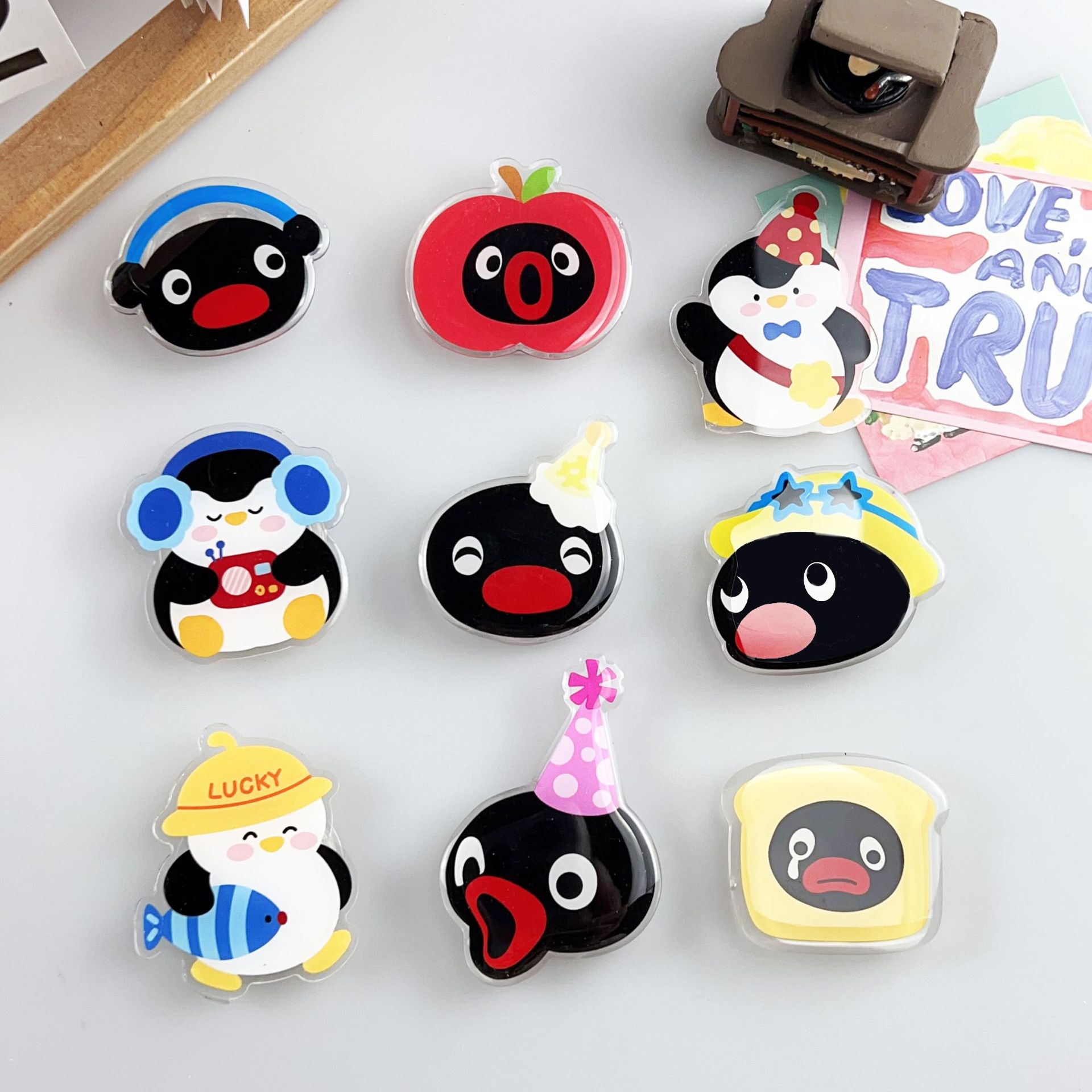Pingu Penguin Phone Airbag Stand Fun Magnetic Telescopic Desktop Acrylic Resin Phone Stand Universal