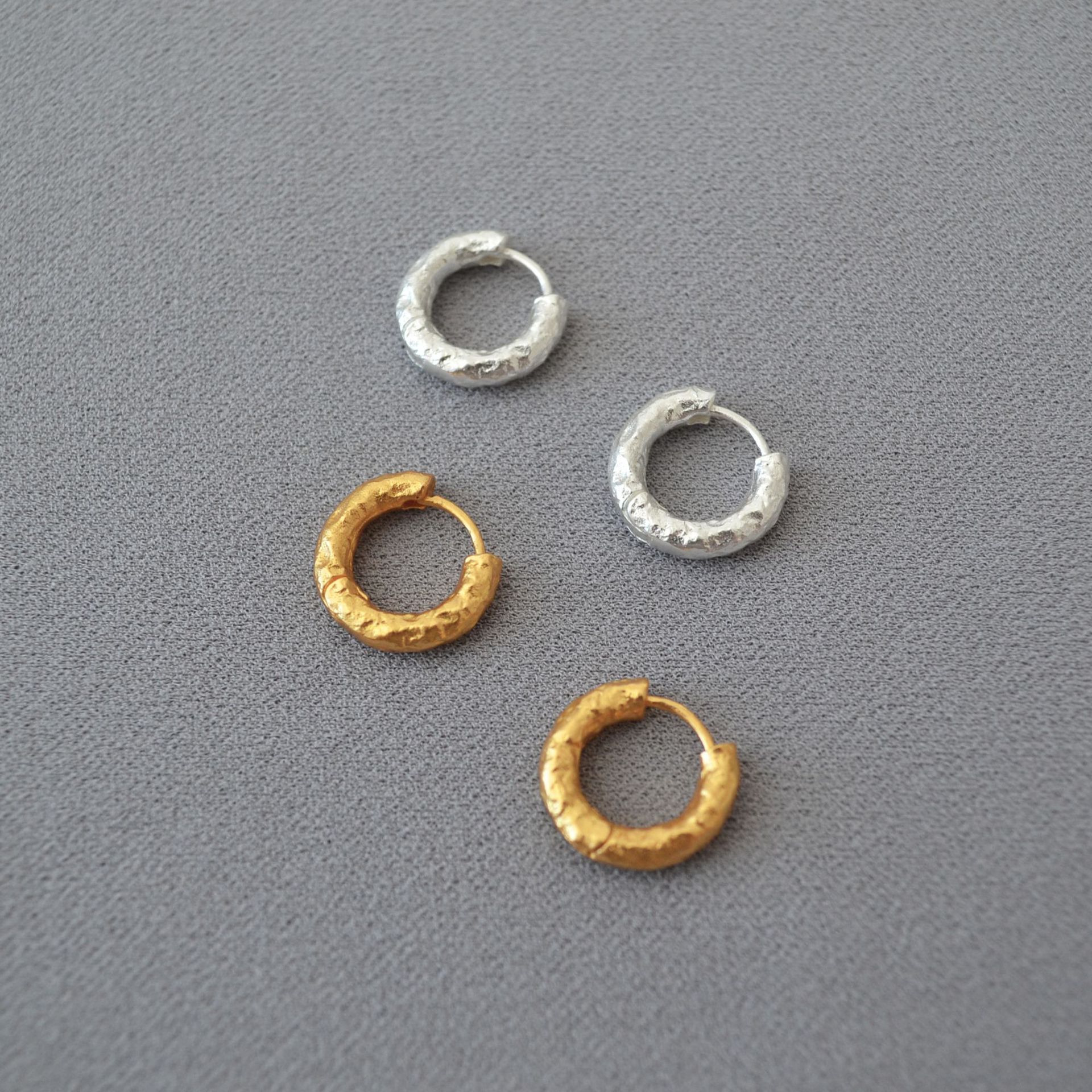 Niche elegant simple textured brass gold-plated hammered tin foil surface circle ear clip earrings