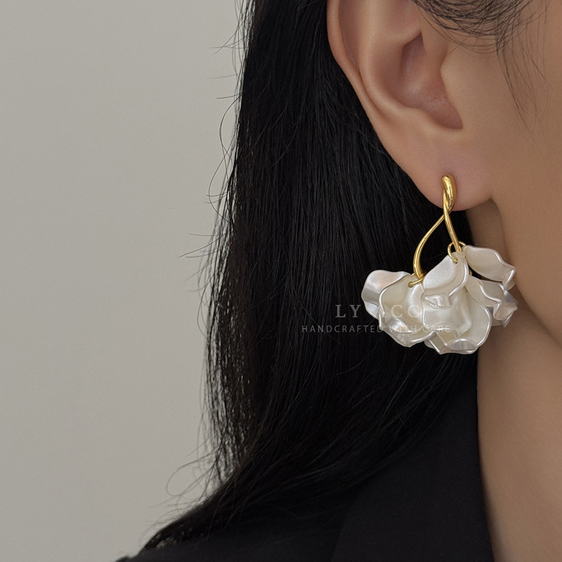 Multi-Layer Three-Dimensional Petal Stud Earrings Simple Elegant Natural Soft Daily Earrings