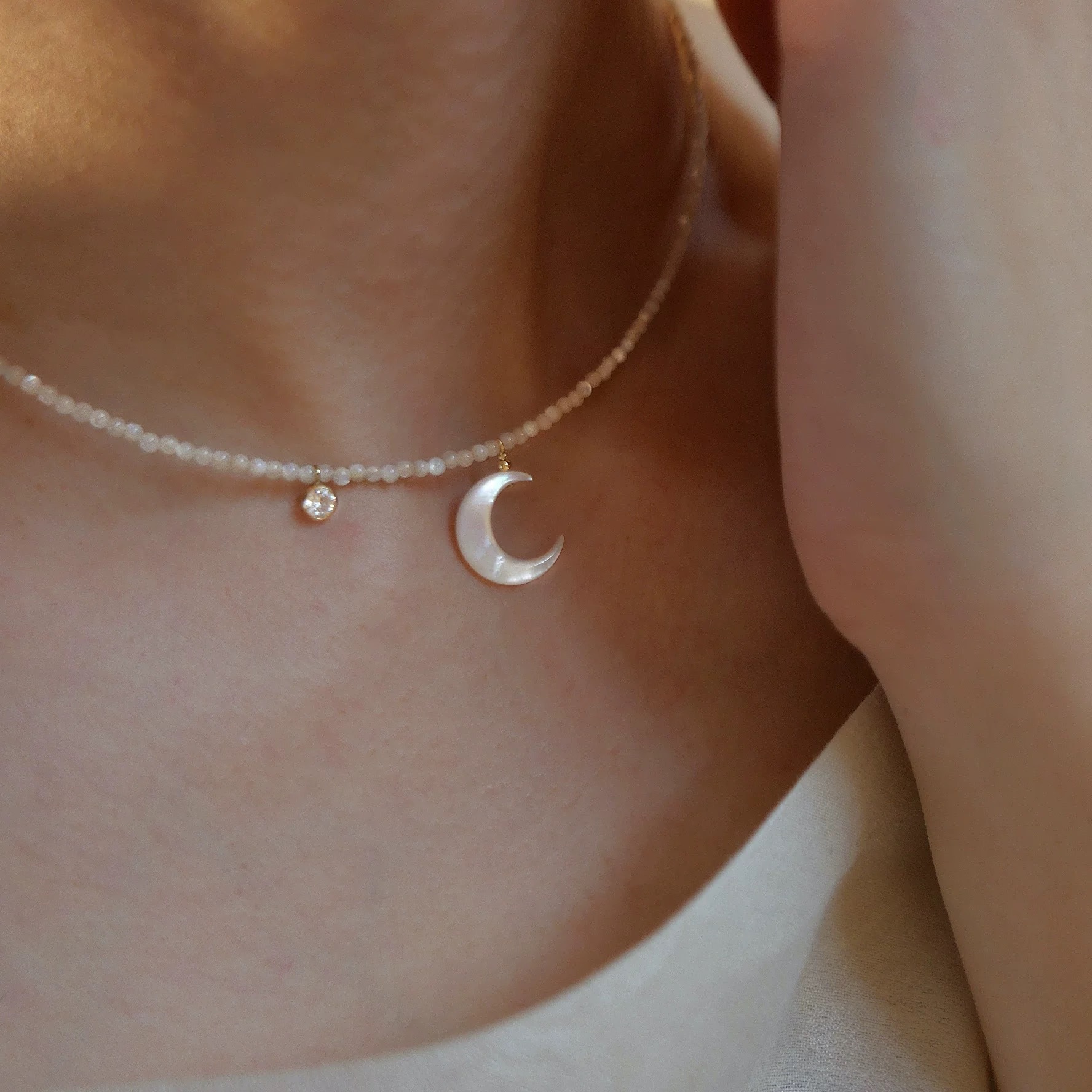 Moon white mother-of-pearl pearl necklace natural women's collarbone chain pearl bead necklace niche accessories