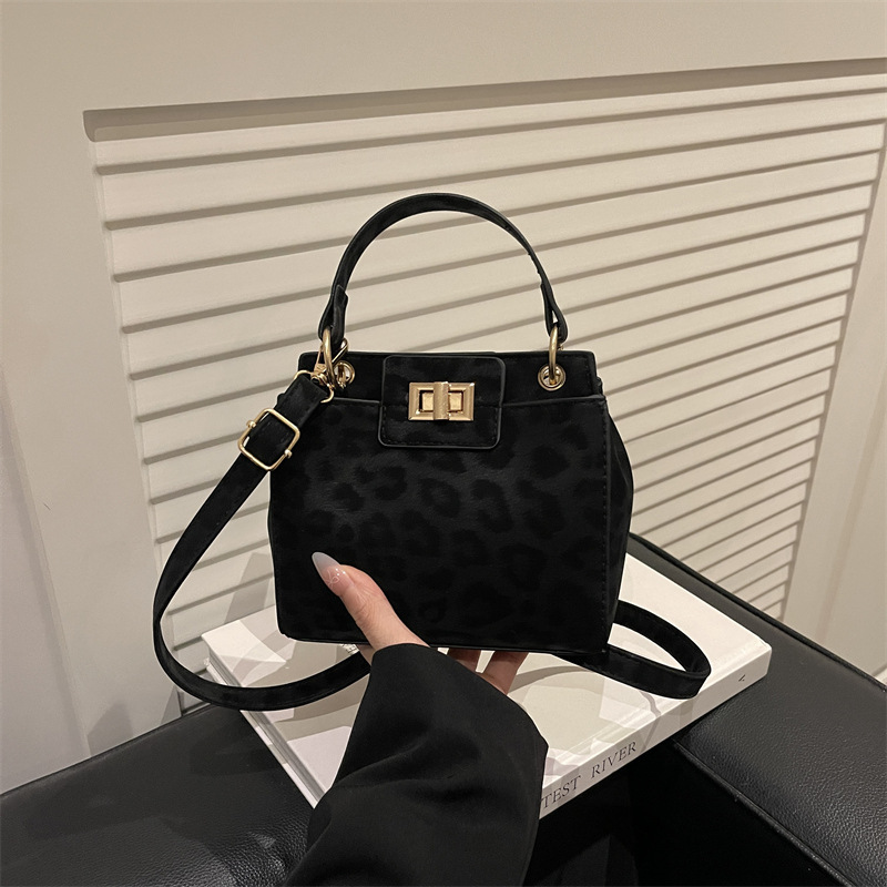Single shoulder casual small square bag simple 2026 early spring new crossbody bag