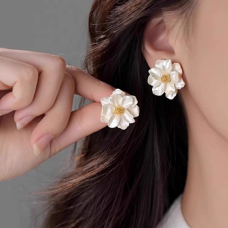 White Silver Camellia Ear Studs for Women s925 Silver Needle Niche 2025 New Earrings Earrings