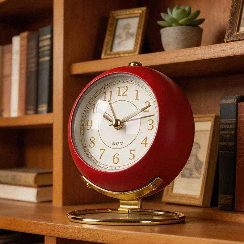 Metal Small Alarm Clock, Bedside Silent Desk Clock, Decorative Ornament Quartz Clock