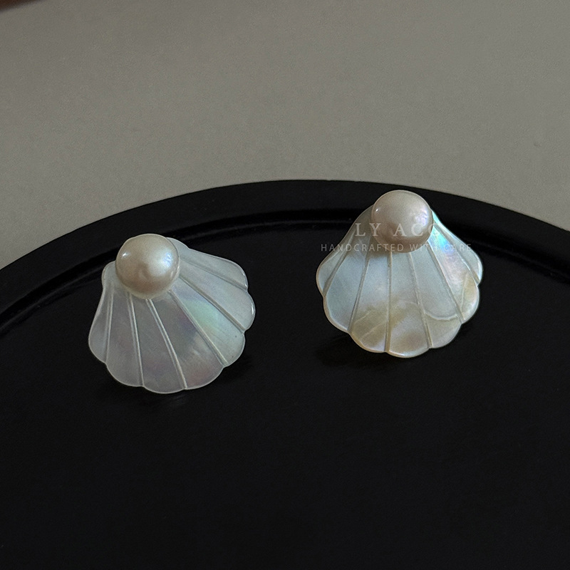 Natural White Butterfly Shell Pearl Stud Earrings Gentle Iridescent Mother-of-Pearl Fan-Shaped Earrings Beach Vacation Style Earrings
