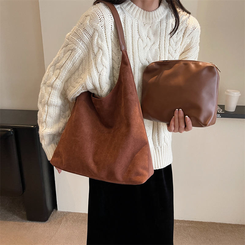 Leisure commuting large capacity bag women's 2024 new autumn winter deerskin velvet tote bag niche single shoulder bag