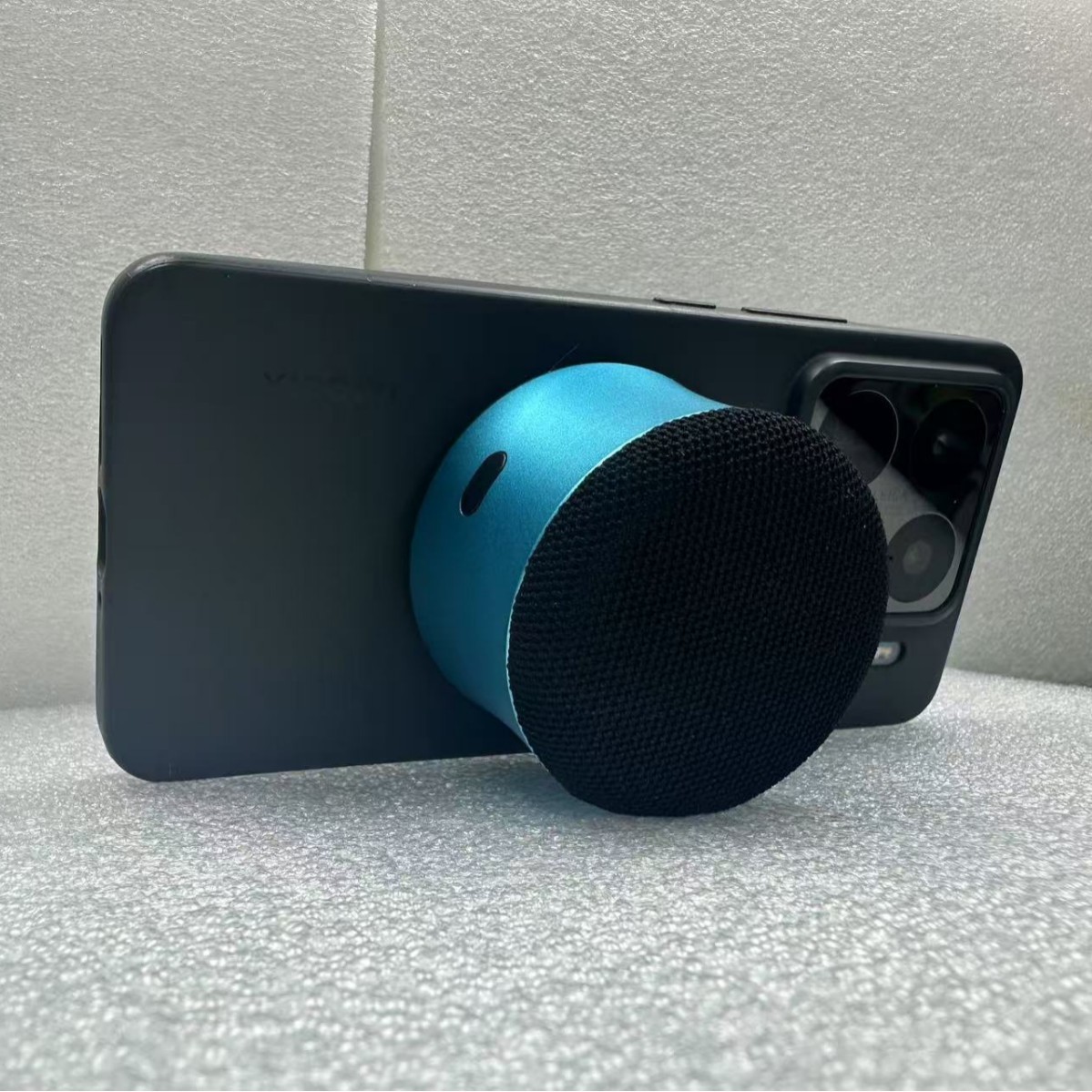 2025 new aluminum alloy magnetic wireless charging flashing light phone holder Bluetooth speaker