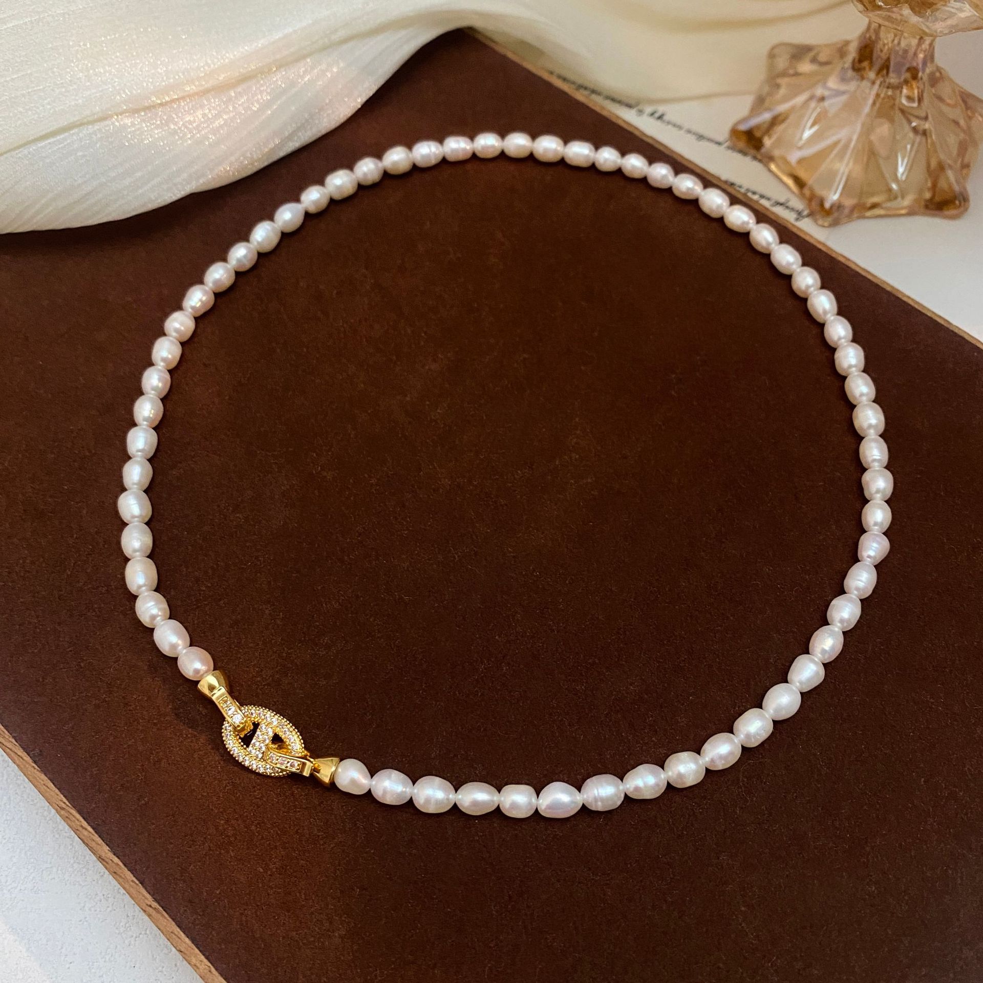Pig nose natural pearl necklace for women, collarbone chain, niche sweater chain, neck chain accessory